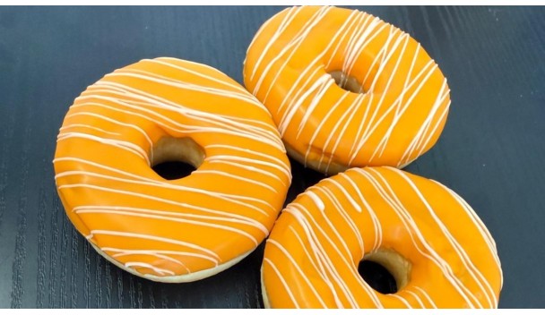 Oranje donuts met coating